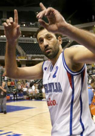 divac_celebrates_defeating-the-americans_5sept2002.jpg