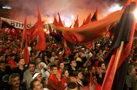 thousands-of-vmro_supporters_flags_12sept2002.jpg